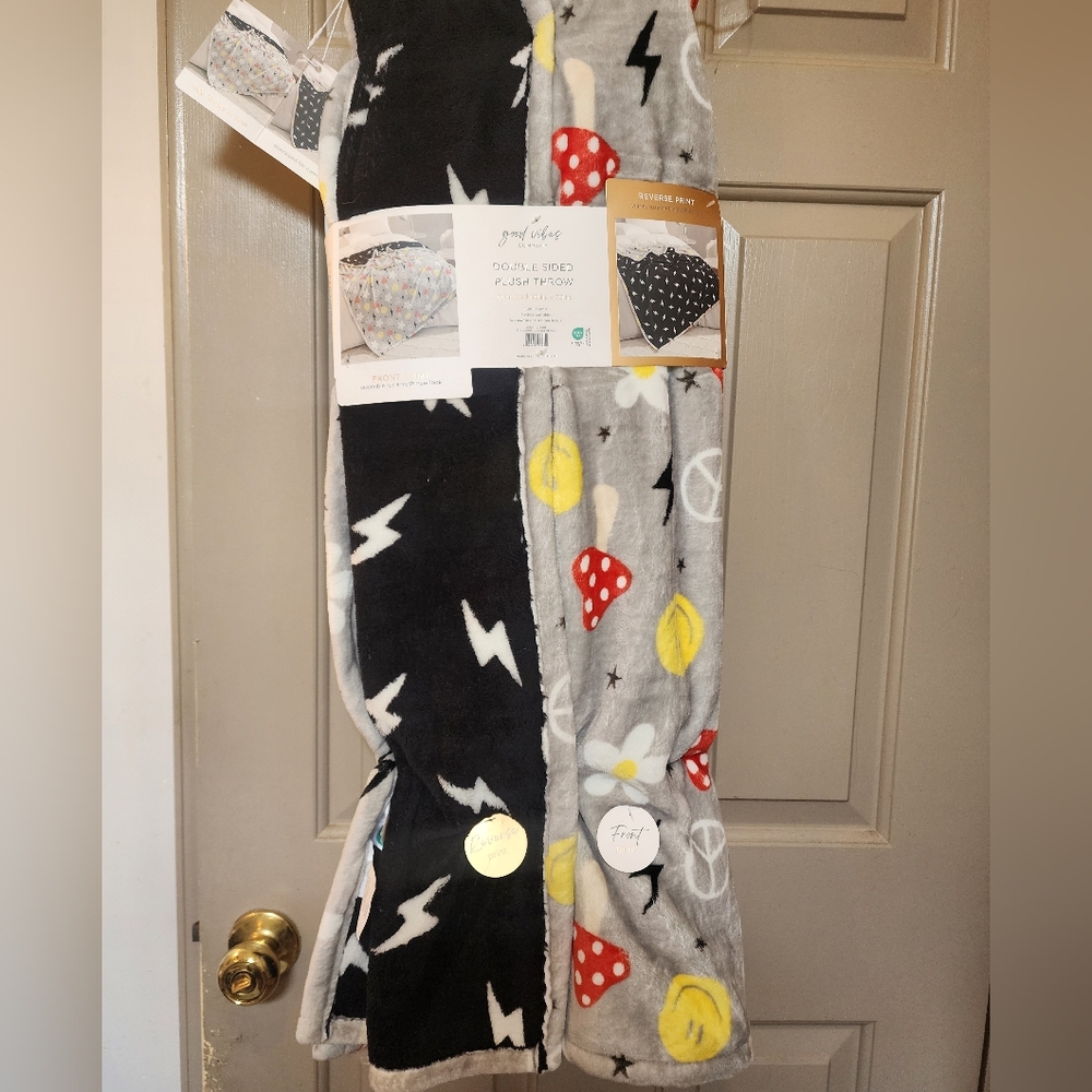 Good Vibes reversible Blanket